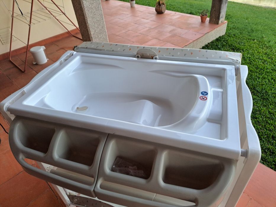 Muda fraldas com banheira