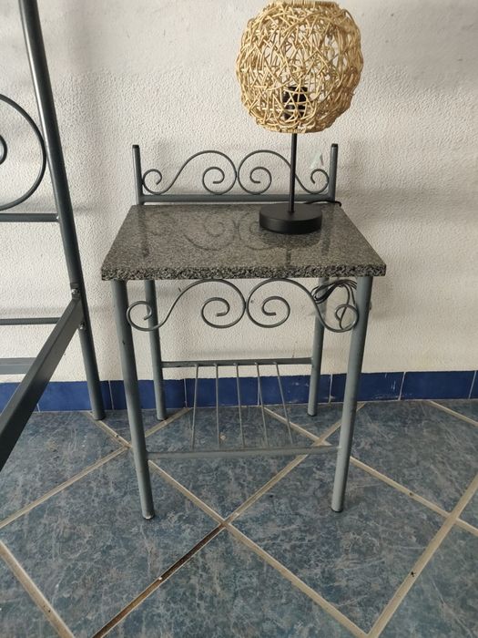 Mobilia  de quarto em  latão  .