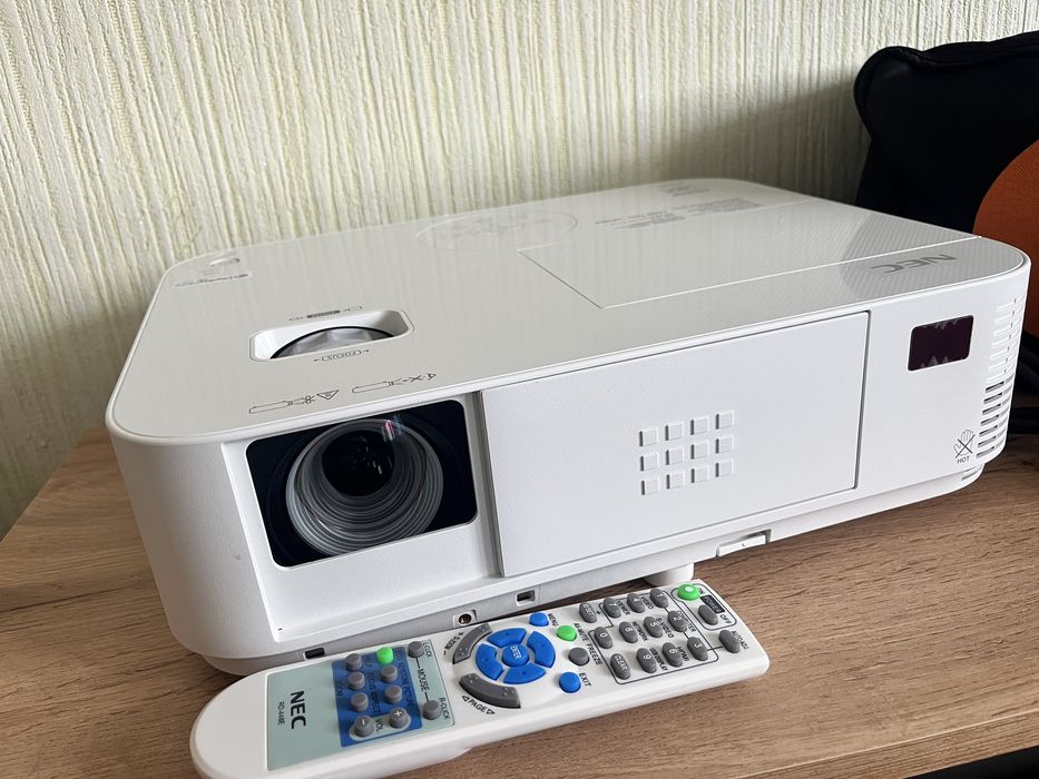ОРЕНДА! DLP Проектор NEC M402H з портативним екраном 120 дюймів