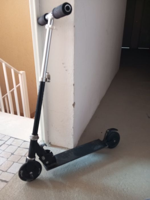 Trotinete preta em bom estado