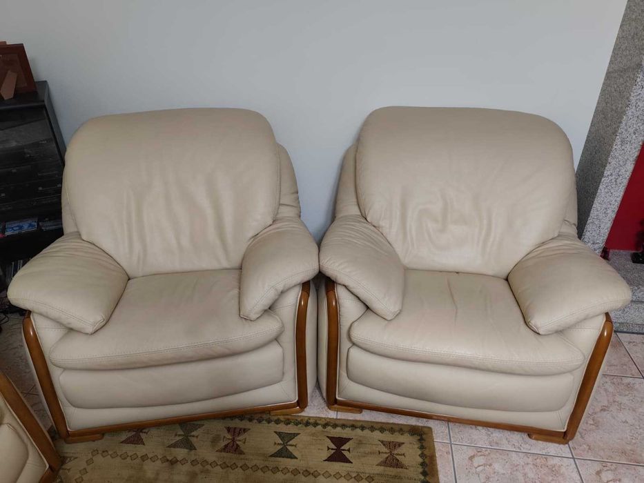 Conjunto de Sofás em Pele Bege – Como Novos  – Viseu