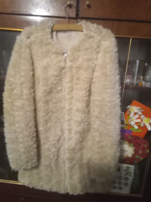 Шубка,мех ,колір білий ,р,М.,zara