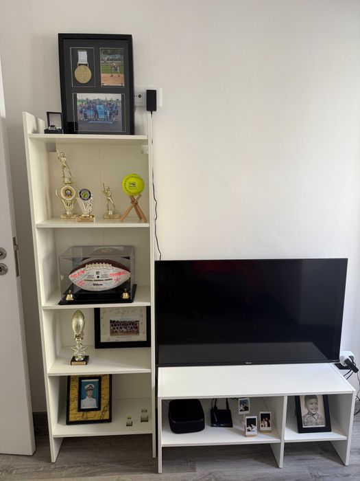 Televisor 45" Hisense com mesa