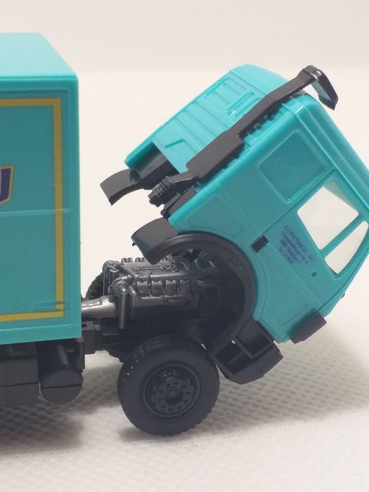 Miniatura camião mercedes da marca Herpa na escala H0 1/87