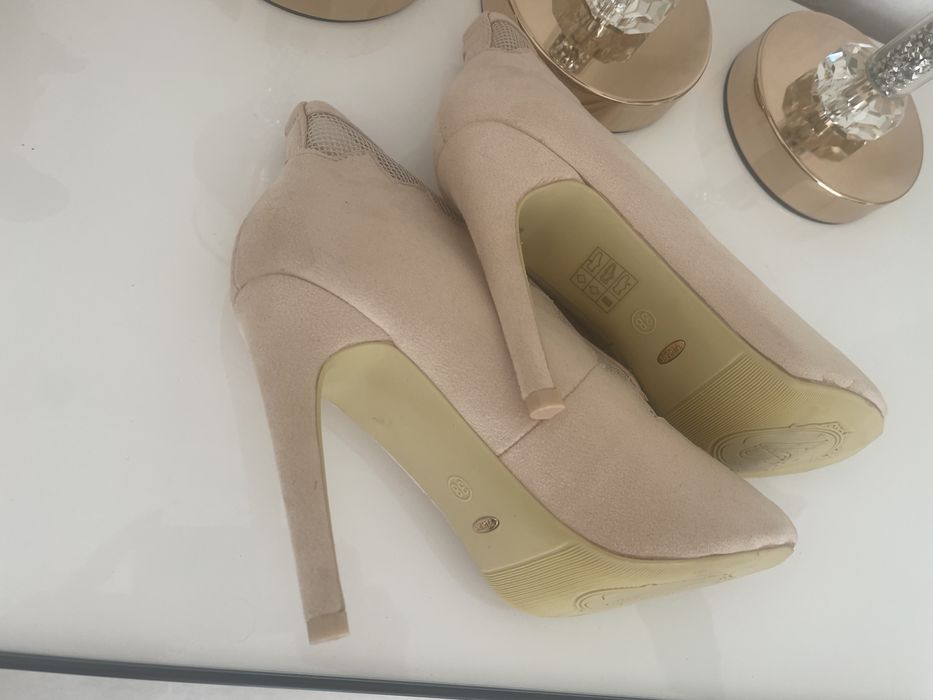 Beżowe botki z odkrytymi palcami