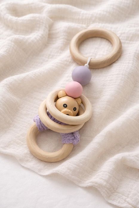 Drewniana zawieszka sensoryczna.