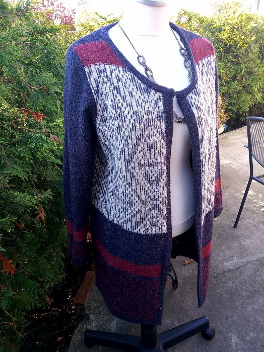 piękny płaszczyk sweterek łączone kolory i wzory