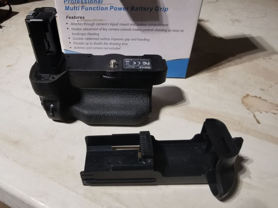 O punho vertical tem espaço para uma bateria extra para as Sony A7II,