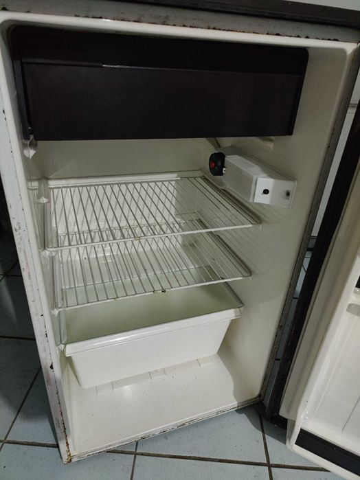 Frigorifico de encastrar com muito desgaste mas a funcionar