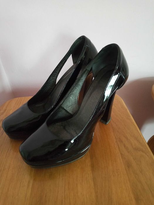 Продам шкіряні лакові туфлі