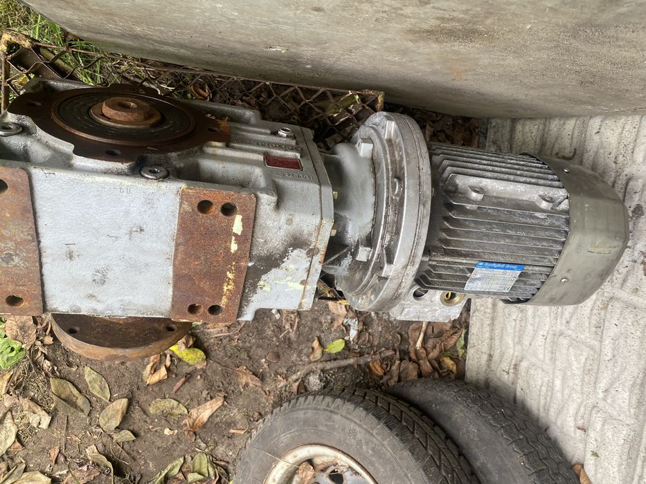Motoreduktor 55 obr./min z silnikiem 3,5 KW oś 45 mm