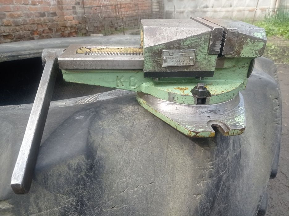 Станочні металеві тіски