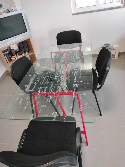 secretária com tampo de vidro e 4 cadeiras