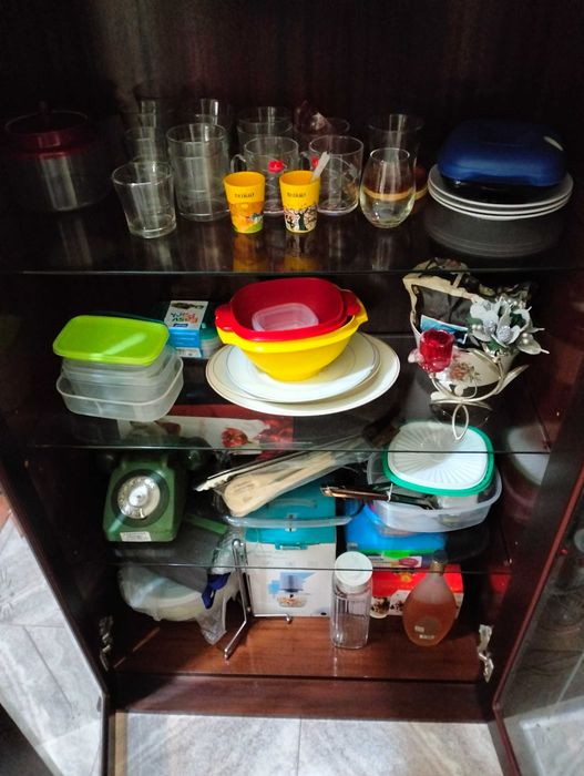 Móvel de arrumação com prateleiras em bom estado