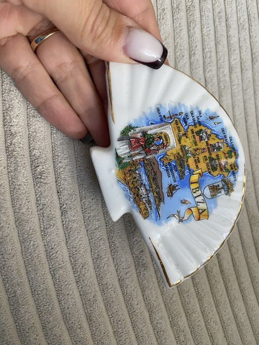 ozdobna, ceramiczna pamiątka w kształcie wachlarza