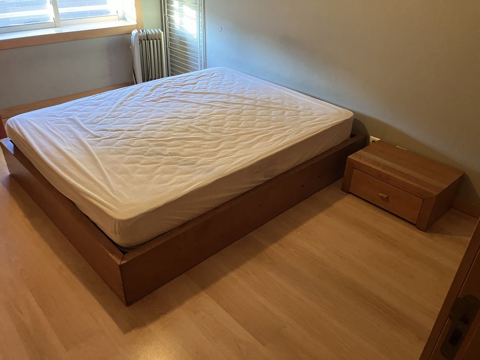 Cama madeira maciça tipo japonesa com colchao e mesa de cabeceira