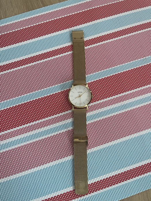 Zegarek w kolorze złota