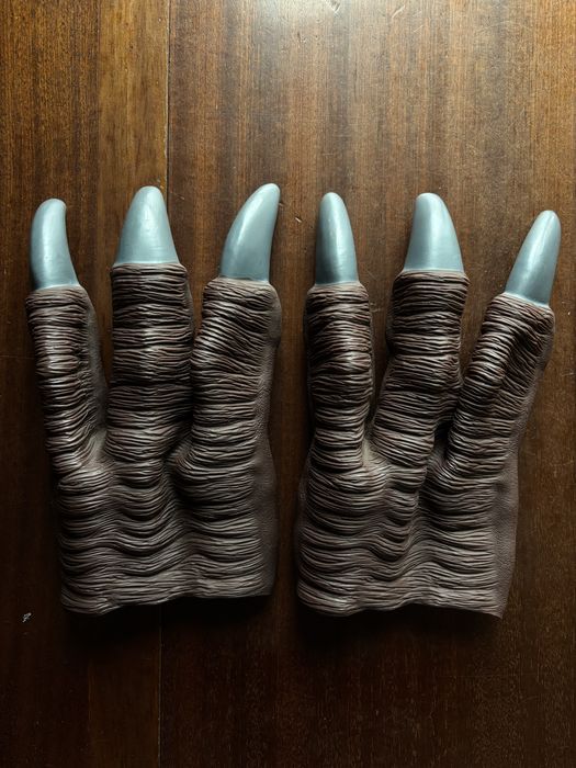 Mãos de dinossauro para festa temática