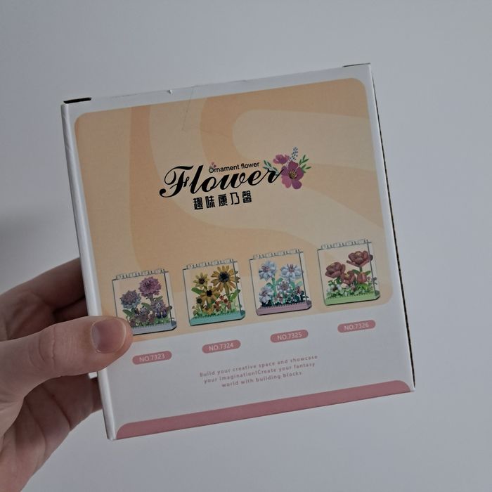 Конструктор букет квітів під захисним прозорим купулом квіти в колбі