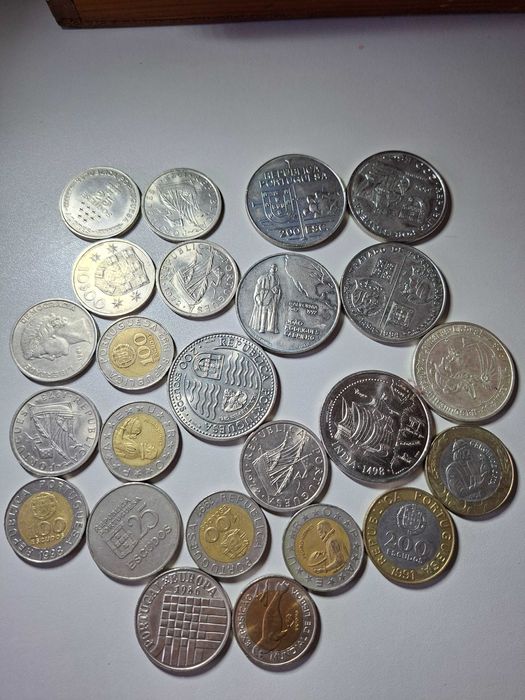 Lote de 126 moedas de diversos países, anos e valores