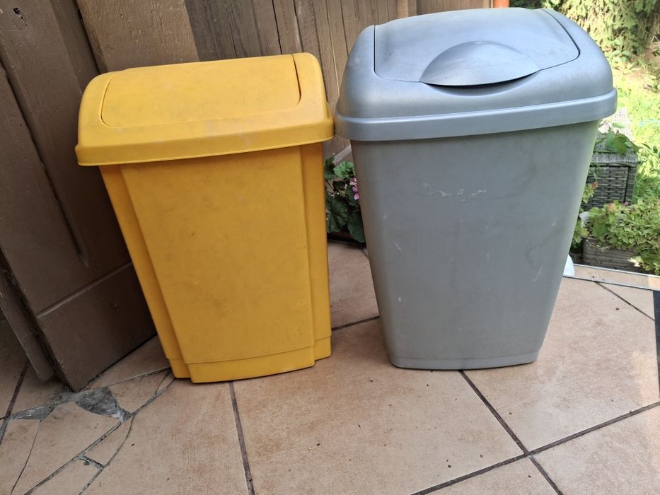 2 kosze na śmieci z pokrywą