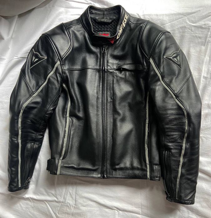 Шкіряна чорна мотокуртка Dainese в подарунок Шлем