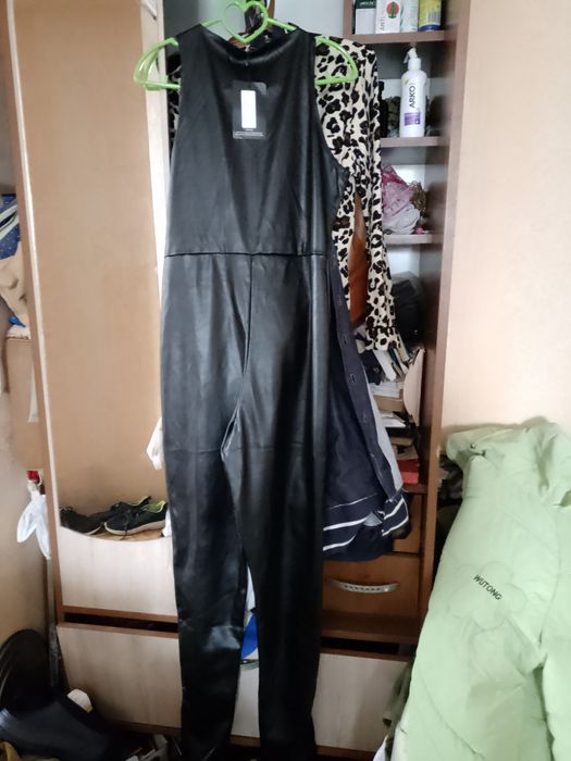 Цікавий сучасний комбінезон, модного кольору