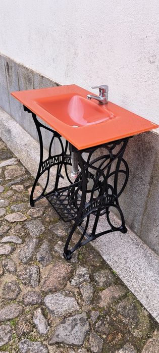Vendo um lavatório usado com pé de maquina de costura