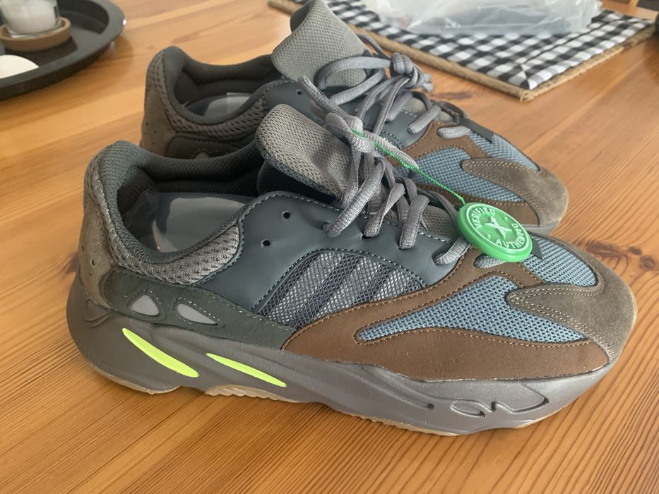 Adidas Yeezy Boost 700