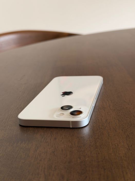 iPhone 13 branco com caixa e capas