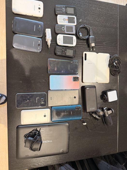 Мобильные телефоны одним лотом