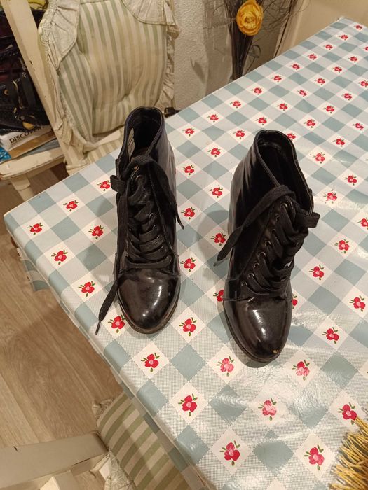 Botins em verniz preto