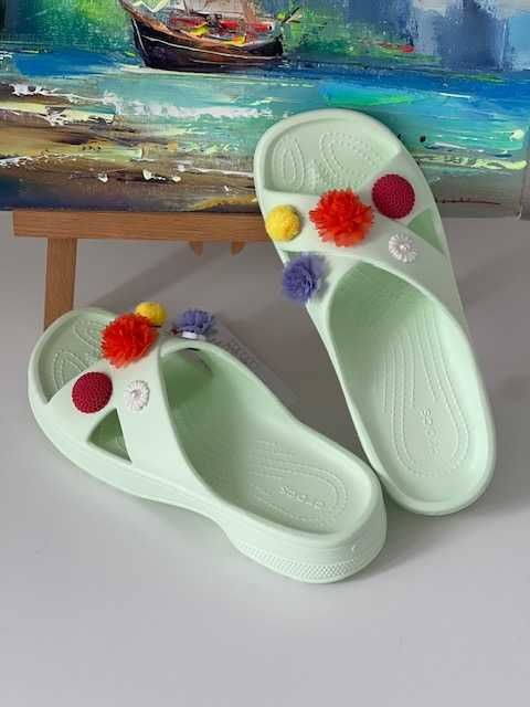 Шльопанці Crocs Classic Wildflower Cross Strap, W8