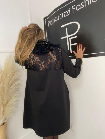 Sukienka z koronkowym kołnierzem PF