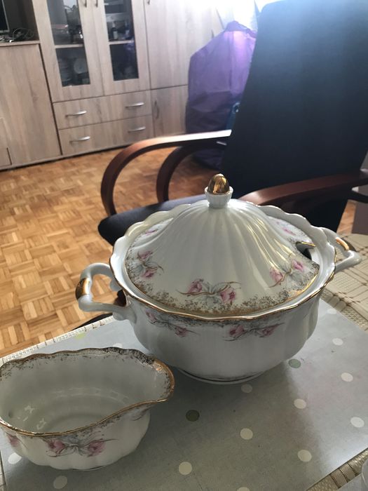 Waza stołowa, porcelanowa  na zupę + sosjerka.