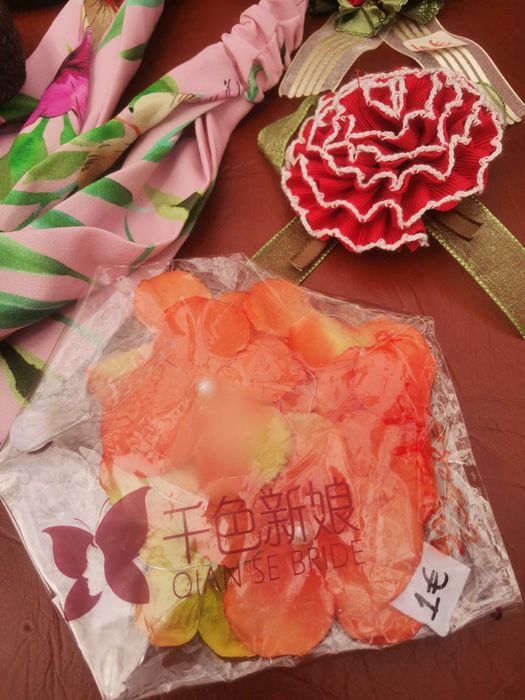 Acessórios de cabelo, cinto, broches