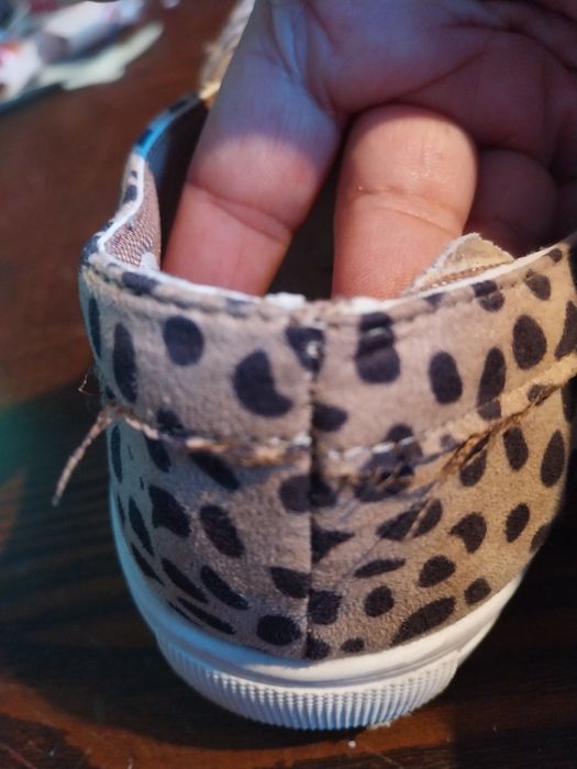 Sapatilhas bejes com manchas pretas