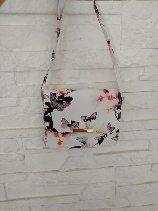 Mała romantyczna torebka na ramię 18,5 x 15 cm