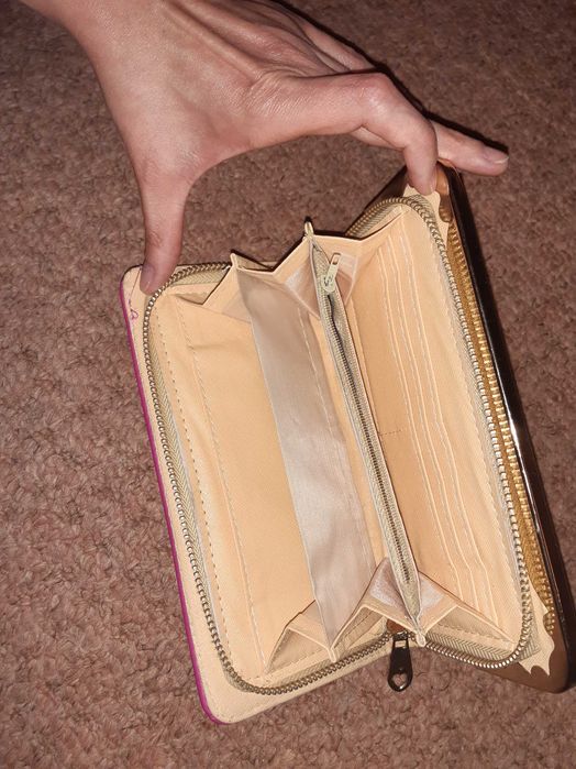 Duży różowy portfel