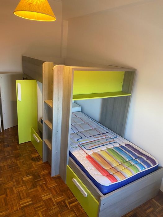 Beliche com duas camas e Armário