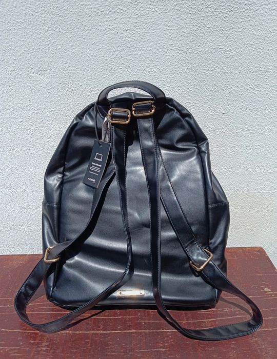Mochila ALDO acolchoada preta com detalhes dourados