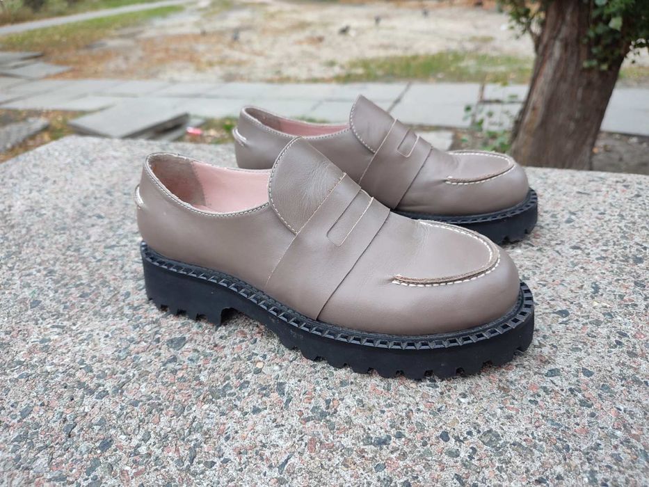 Брендовые фирменные туфли лоферы размер 40