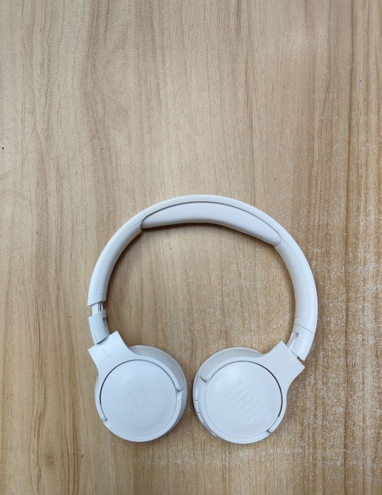 Fone JBL Tune 510BT Branco – Som Potente e Design Elegante