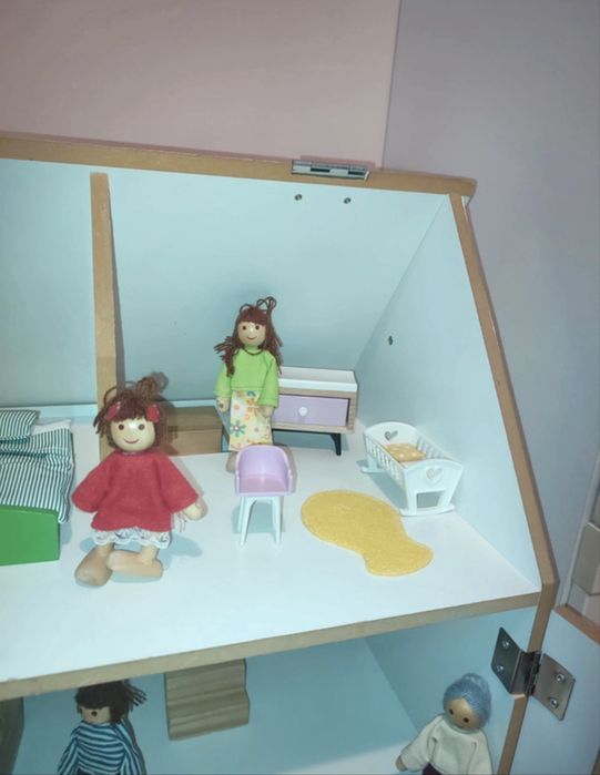 Drewniany domek dla lalek z mebelkami i lalkami – duży, otwierany