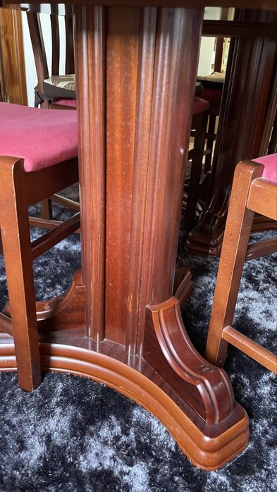 Mesa de madeira com cadeiras