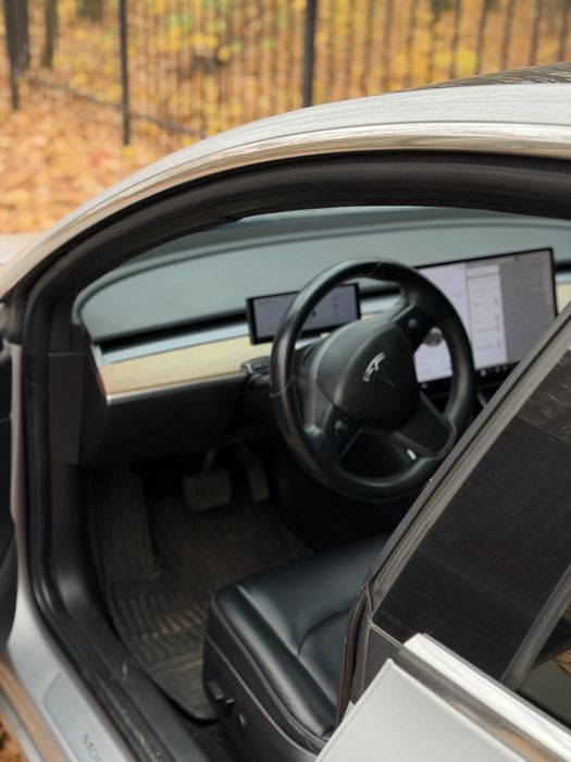 Продаж власного авто Тесла 3