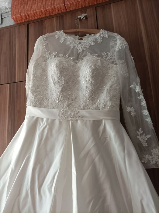 Sukienka ślubna  z trenem roz 40/42