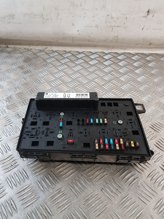 Skrzynka Bezpieczników 13206748 Opel Astra H 1.9D 07R-