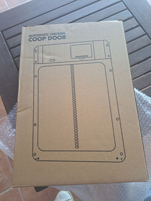 Porta de galinheiro automática, sensível à luz solar. Medidas: 35x24x