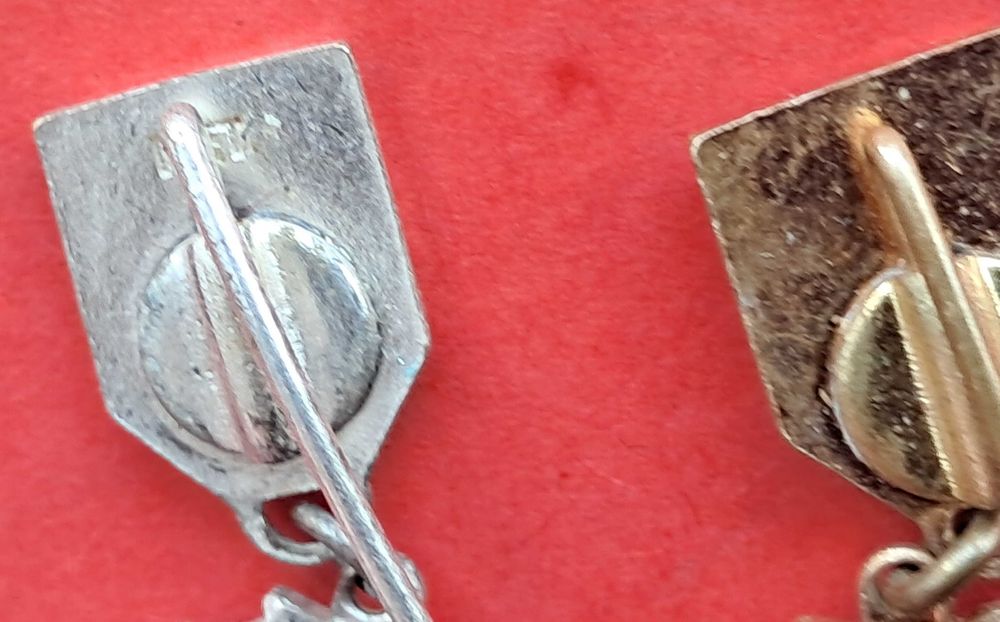 Zestaw 2 miniaturek odznaczeń PRL Sztandar Pracy